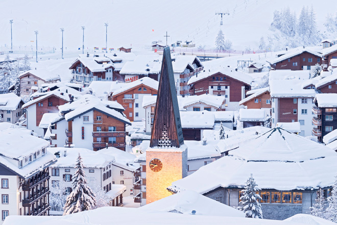 Simon Malster, expert en immobilier de ski, explique pourquoi il a choisi Saas Fee pour son propre appartement dans les Alpes.